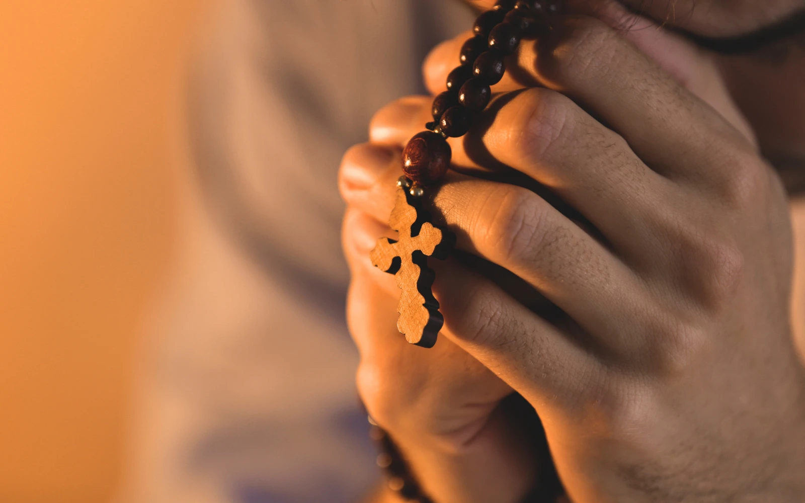 Imagen referencial de una persona rezando.?w=200&h=150