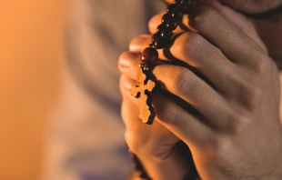 Imagen referencial de una persona rezando. Crédito: Canva