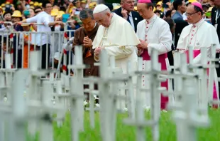 El Papa reza en el Jardín de los Niños Abortados / Foto: Comité Preparatorio de la Visita Papal a Corea 