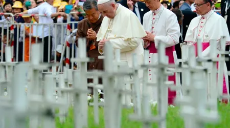 Papa Francisco reza ante el "Jardín de los niños abortados" en Corea