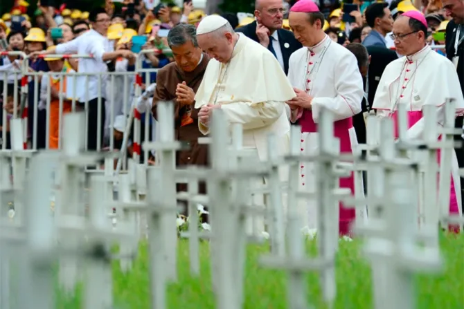 Papa Francisco reza ante el "Jardín de los niños abortados" en Corea