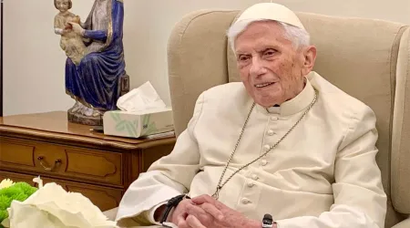 Miles de fieles en todo el mundo oran por la salud de Benedicto XVI