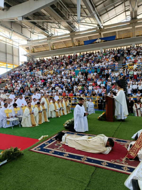 Mons. Alexander Rivera, postrado durante la Misa de su consagración episcopal en Venezuela. Crédito: CEV