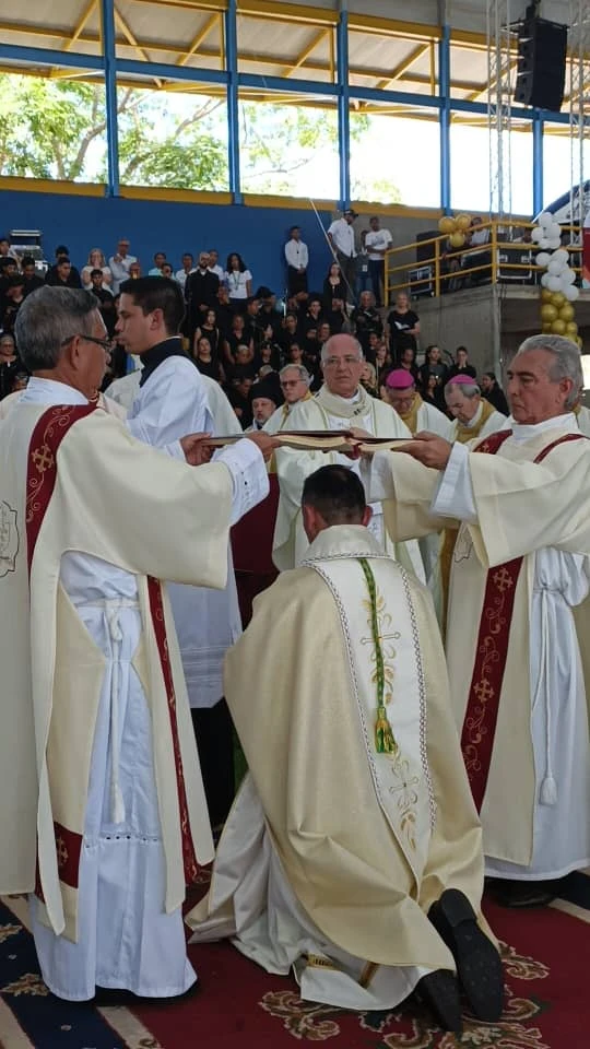 Uno de los momentos de la consagración episcopal de Mons. Alexander Rivera. Crédito: CEV.