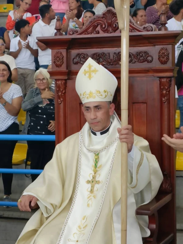 Mons. Alexander Rivera, ya consagrado como Obispo de San Carlos en Venezuela. Crédito: CEV.