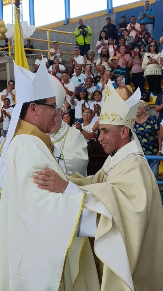 El nuevo Obispo de San Carlos recibe el saludo de uno de sus hermanos en el episcopado. Crédito: CEV.