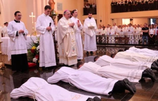 Ordenación de un sacerdote y 6 diáconos en Getafe en el día de la Virgen del Pilar. Crédito: Diócesis de Getafe