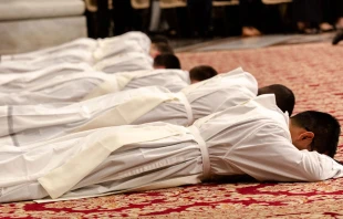 Foto referencial de una ordenación sacerdotal, Crédito: Daniel Ibáñez / EWTN News