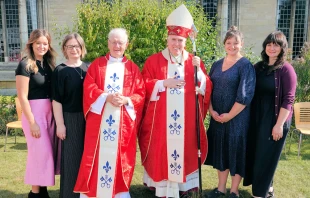 El P. John Morrill y el obispo de East Anglia (al centro) con las cuatro hijos del nuevo sacerdote a los costados. Crédito: RC Diocese Of East Anglia vía Flickr (CC BY-NC-SA 2.0)