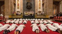 Los nuevos diáconos del Opus Dei en su ordenación en Roma. Foto: Prensa Opus Dei