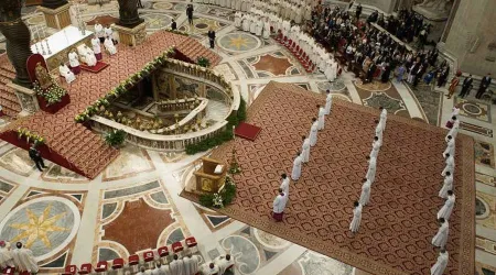 Papa Francisco ordena 16 nuevos sacerdotes: Sed serviciales y misericordiosos