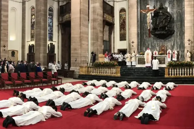 Mons. Georg Gänswein ordena en Roma a 27 sacerdotes del Opus Dei