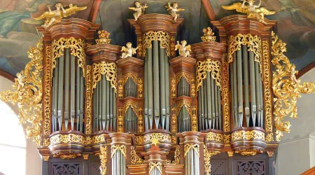Solo la música sacra es adecuada para la liturgia, recuerda Arzobispo
