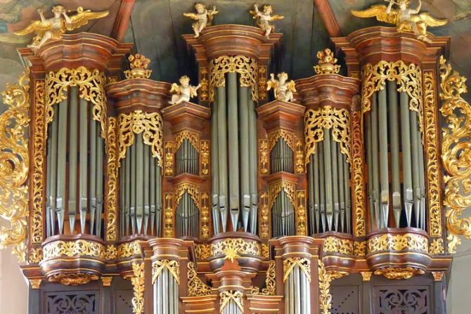 Solo la música sacra es adecuada para la liturgia, recuerda Arzobispo