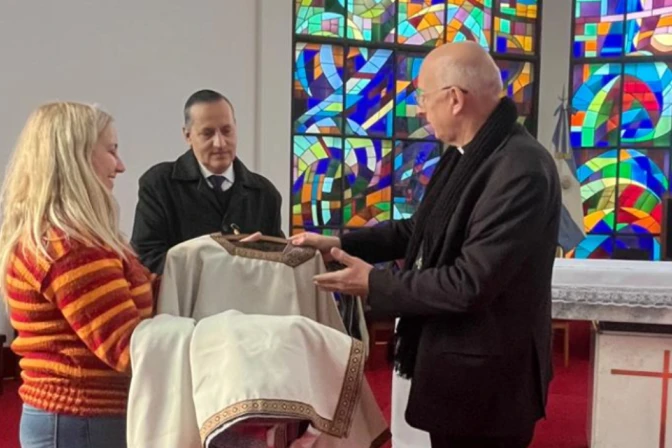 Familia del diácono entregó al Obispado Castrense sus ornamentos