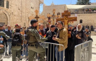 Los fieles se reúnen a la entrada de la Iglesia del Santo Sepulcro para las celebraciones ortodoxas del Viernes Santo Crédito: Adi Marer/ Rossing Center