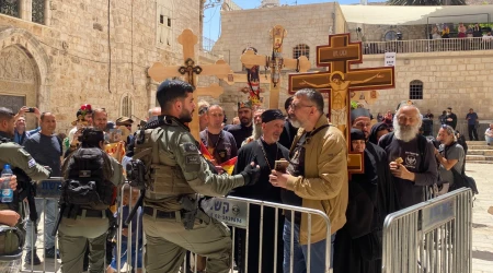 Los fieles se reúnen a la entrada de la Iglesia del Santo Sepulcro para las celebraciones ortodoxas del Viernes Santo