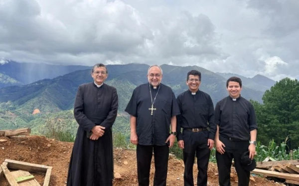 Mons. Sanz Montes, junto a los misioneros de Lumen Dei enviados a la Diócesis de Tlapa (México). Crédito: Arzobispado de Oviedo.