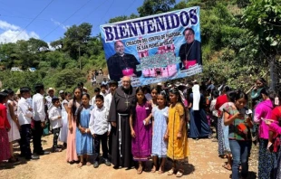 El Arzobispo de Oviedo (España), Mons. Jesús Sanz, con su hábito franciscano en la Diócesis de Tlapa (México). Crédito: Arzobispado de Oviedo.