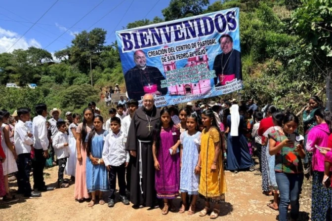 El Arzobispo de Oviedo (España), Mons. Jesús Sanz, con su hábito franciscano en la Diócesis de Tlapa (México).