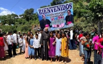 El Arzobispo de Oviedo (España), Mons. Jesús Sanz, con su hábito franciscano en la Diócesis de Tlapa (México).