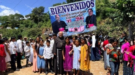 El Arzobispo de Oviedo (España), Mons. Jesús Sanz, con su hábito franciscano en la Diócesis de Tlapa (México).
