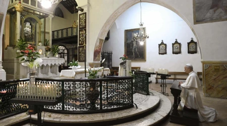 Papa León XIV reza en el santuario mariano de Mentorella