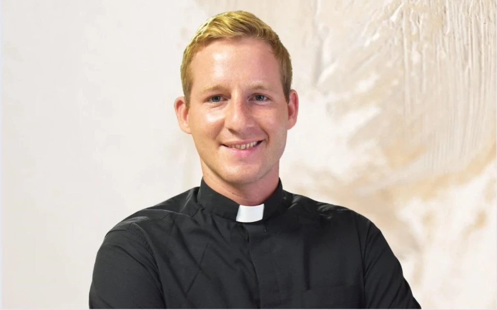 El P. Marcin Jablonski L.C. bendijo el coche campeón del Rally Dakar 2024.?w=200&h=150