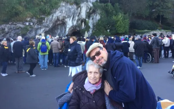 El P. Javier Medina junto a su madre, en el Santuario de Lourdes. Crédito: P. Javier Medina.