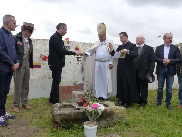 El cardenal Baltazar Porras bendice la primera piedra de un oratorio en la Ganadería Villalpando en España. Crédito: asociación Internacional de Tauromaquia.