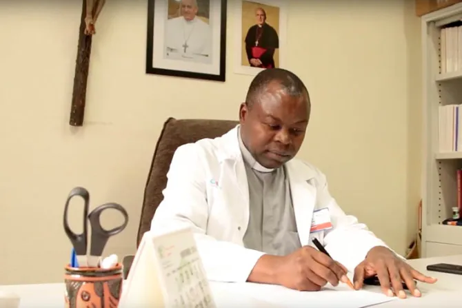 Este sacerdote quiere llevar a muchos jóvenes de África a la universidad