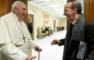 El Papa Francisco con Roberto Benigni. Cru00e9dito: Vatican Media 
