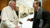 El Papa Francisco con Roberto Benigni. Crédito: Vatican Media