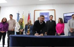 Candidatos firmando el Pacto Social Crédito: Universidad Católica de Santa Fe