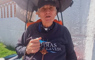 El sacerdote Van Allen Hager, de los Misioneros de la Consolata, quien durante años rezó por los niños no nacidos al lado de la entrada de un centro de abortos en Bogotá (Colombia). Crédito: Eduardo Berdejo / ACI