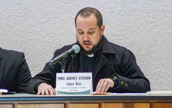 El P. Andrés Esteban López Ruiz, subdirector de la Pastoral de Consolación y Ministerio de Exorcismo de la Arquidiócesis Primada de México, durante su exposición ante los obispos mexicanos, el 14 de noviembre. Crédito: Conferencia del Episcopado Mexicano.