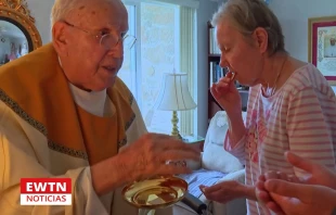 P. James Kelly, sacerdote de 100 años con 75 años de ordenado. Crédito: EWTN Noticias.