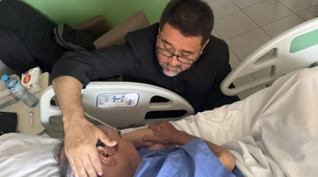El Padre Omar Sánchez con su papá enfermo 10042025