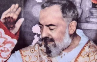 El Padre Pío de Pietrelcina recibió los estigmas el 20 de septiembre de 1918. Crédito: Jornal O Bom Católico - Stigmata 002 / Flickr (CC BY 2.0).