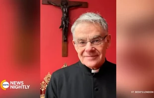 P. Patrick Pullicino, sacerdote de origen maltés y médico especialista en neurología. Crédito: EWTN News Nightly /  St. Bede's London