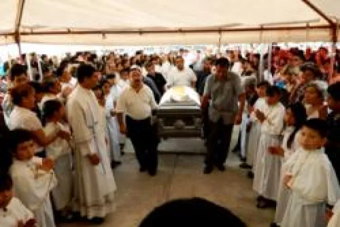Sacerdote católico asesinado en fuego cruzado en México