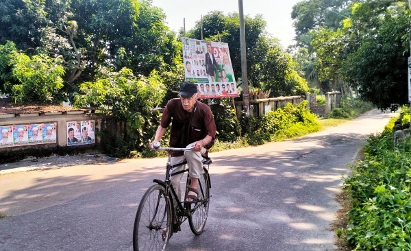 El P. Robert Terence McCahill, de 88 años, recorre en bicicleta aldeas rurales del distrito de Munshigonj, Bangladesh, el 18 de noviembre de 2025. Crédito: Stephan Uttom Rozario