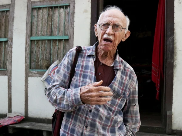 El P. Robert Terence McCahill, de 88 años, trabajando en el distrito de Munshigonj, Bangladesh, el 18 de noviembre de 2025. Crédito: Stephan Uttom Rozario