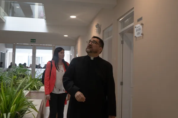 Padre Omar recorriendo las instalaciones recién inauguradas. Crédito: Asociación de las Bienaventuranzas