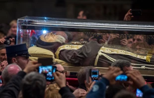 Las reliquias del Padre Pío de Pietrelcina durante una procesión en la Basílica de San Pedro en el Vaticano. Crédito: AM113 - Shutterstock
