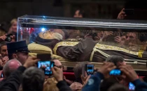 Las reliquias del Padre Pío de Pietrelcina durante una procesión en la Basílica de San Pedro en el Vaticano.
