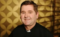 Durante décadas, el P. Chris Riley transformó miles de vidas a través de su proyecto "Jóvenes Fuera de la Calle" en Australia. Falleció el 1 de agosto de 2025 a los 70 años tras una larga enfermedad.