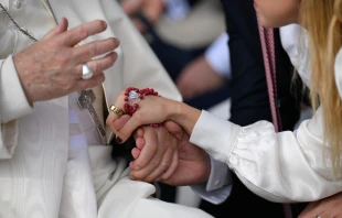 Fotografía del Papa Francisco dando la mano a unos esposos durante una Audiencia General Crédito: Vatican Media