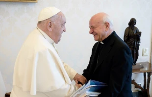 El Papa Francisco recibe al presidente de la Pontificia Academia para la Vida, Mons. Vincenzo Paglia. Crédito: Vatican Media.