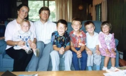 Ruth Pakaluk, con su esposo y cinco de sus hijos.